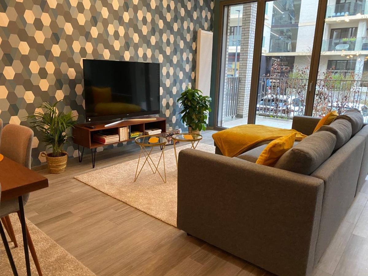 Bright And Chic In Lux Apartamento